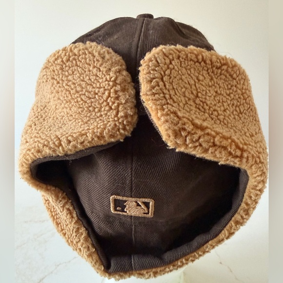 Toronto Blue Jays trapper hat with sherpa lining - Picture 8 of 14